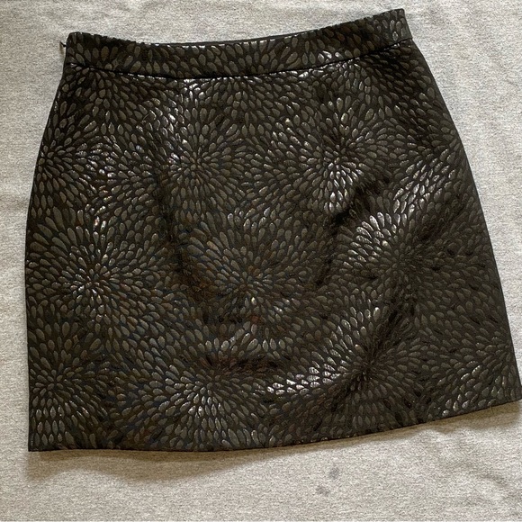 LOFT embossed pattern black shiny skirt size 8 - Picture 7 of 16